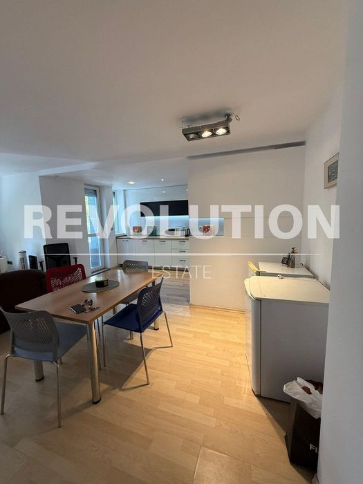 Просторен ТРИСТАЕН апартамент в района на Младежки хълм