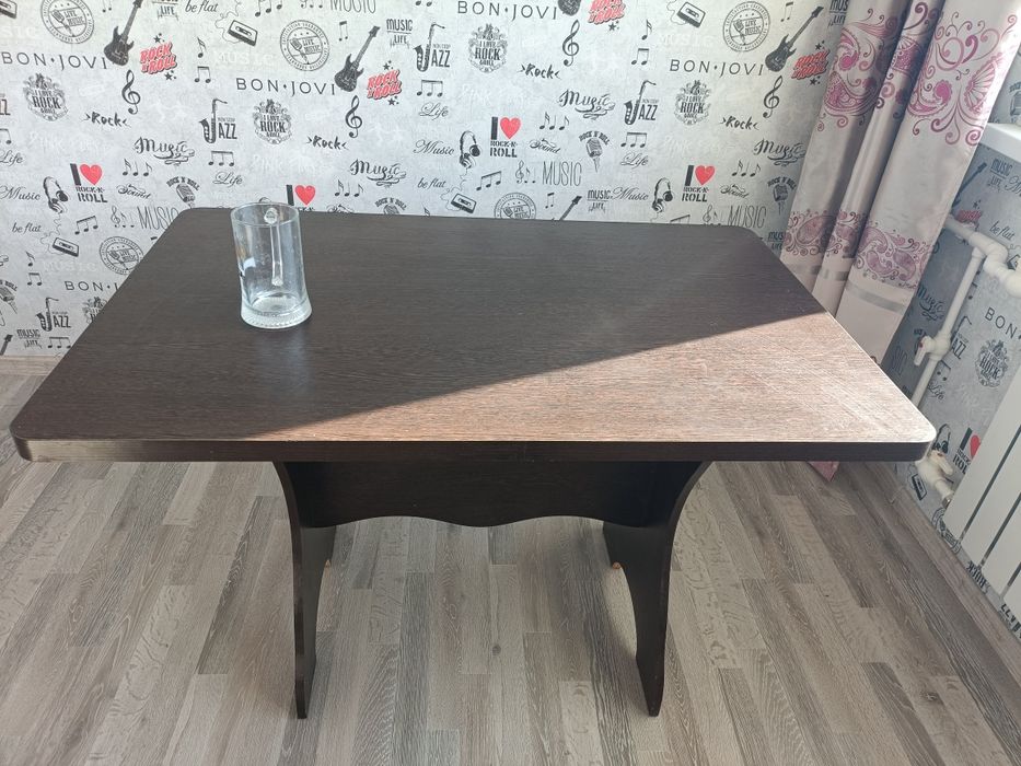 Продаётся кухонный стол