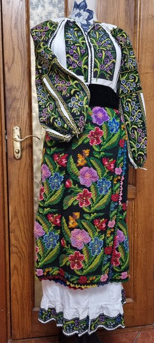 Costum popular autentic