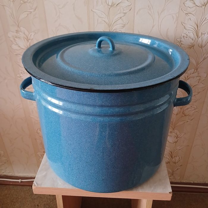 Кастрюли, подносы