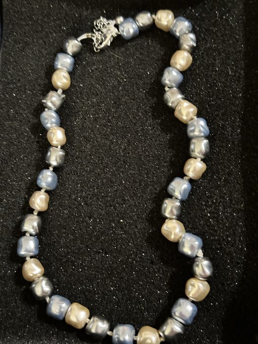 Стилно колие от Истински испански перли в синьо и бяло.