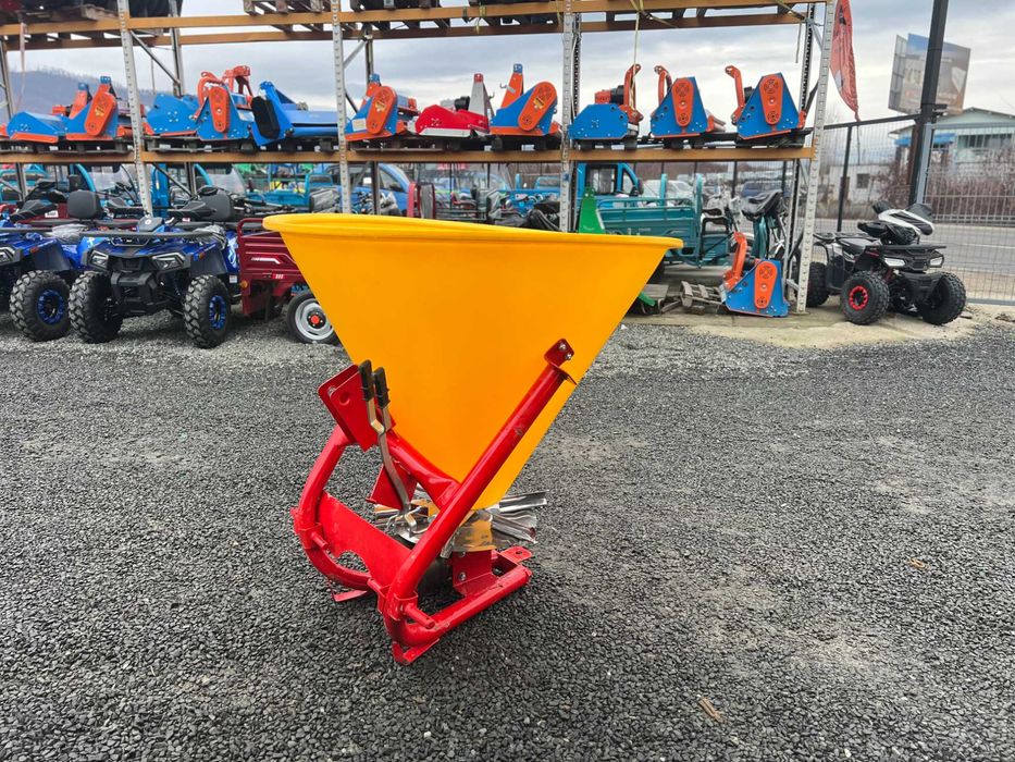 Distribuitor de ingrasaminte polonez 300 L cuva plastic