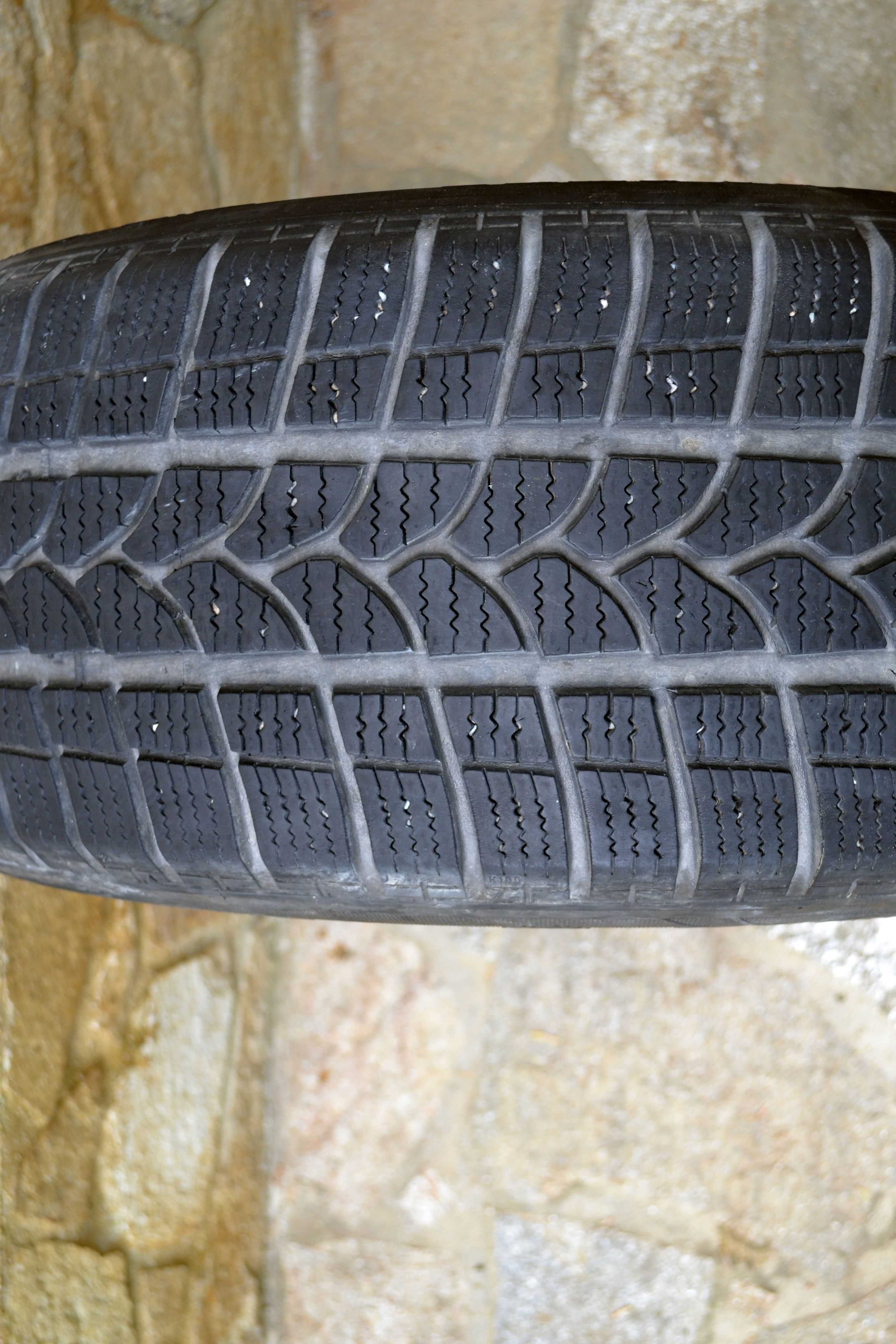Зимните гуми Зимните гуми не са нови. 235/55/17 четири бр..