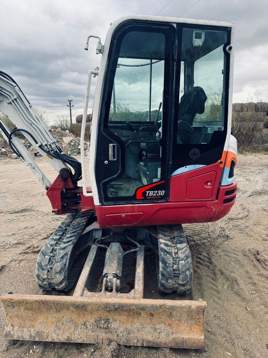 Vând miniexcavator Takeuchi 230