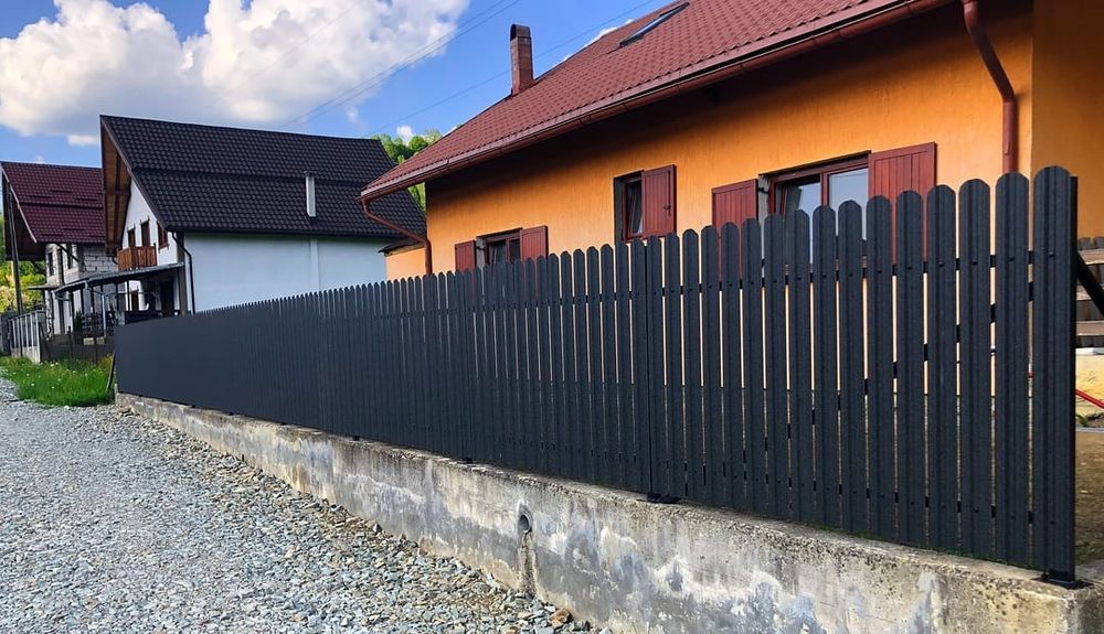 Realizăm garduri din șipcă metalică