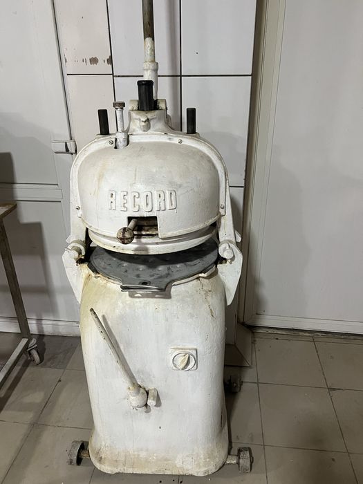 Malaxor cu ancoră si divizor aluat