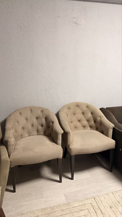 2 бежевых кресла (цена договорная)