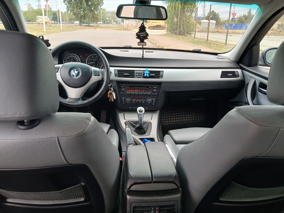 BMW 320 150 cp Sportline. Interior piele & textil. Bixenon angel eyes.