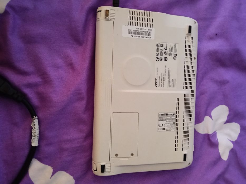 Vand laptop alb în stare perfecta