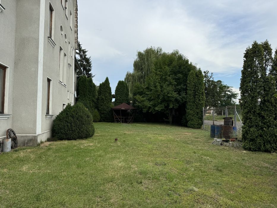 Cladire 633 mp, spații comerciale + etaj cu 10 camere – eligibilă PTJ