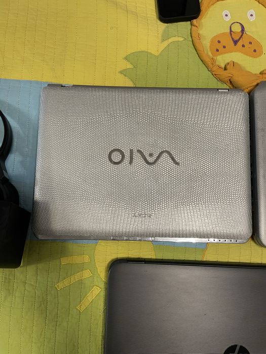 3 laptop uri ,2 perechi de casti si o tableta vodafone