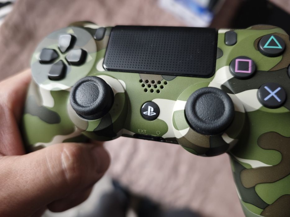Продавам конзола Playstation 4 + 3 джойстика и 2 игри