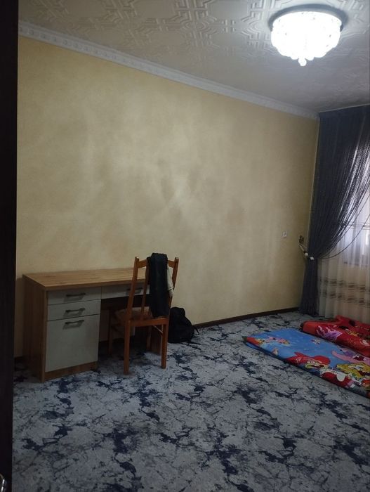 Продаётся 2х ком кв в чирчике 1 мкн 77 серия дом кирпичный 2 этаж