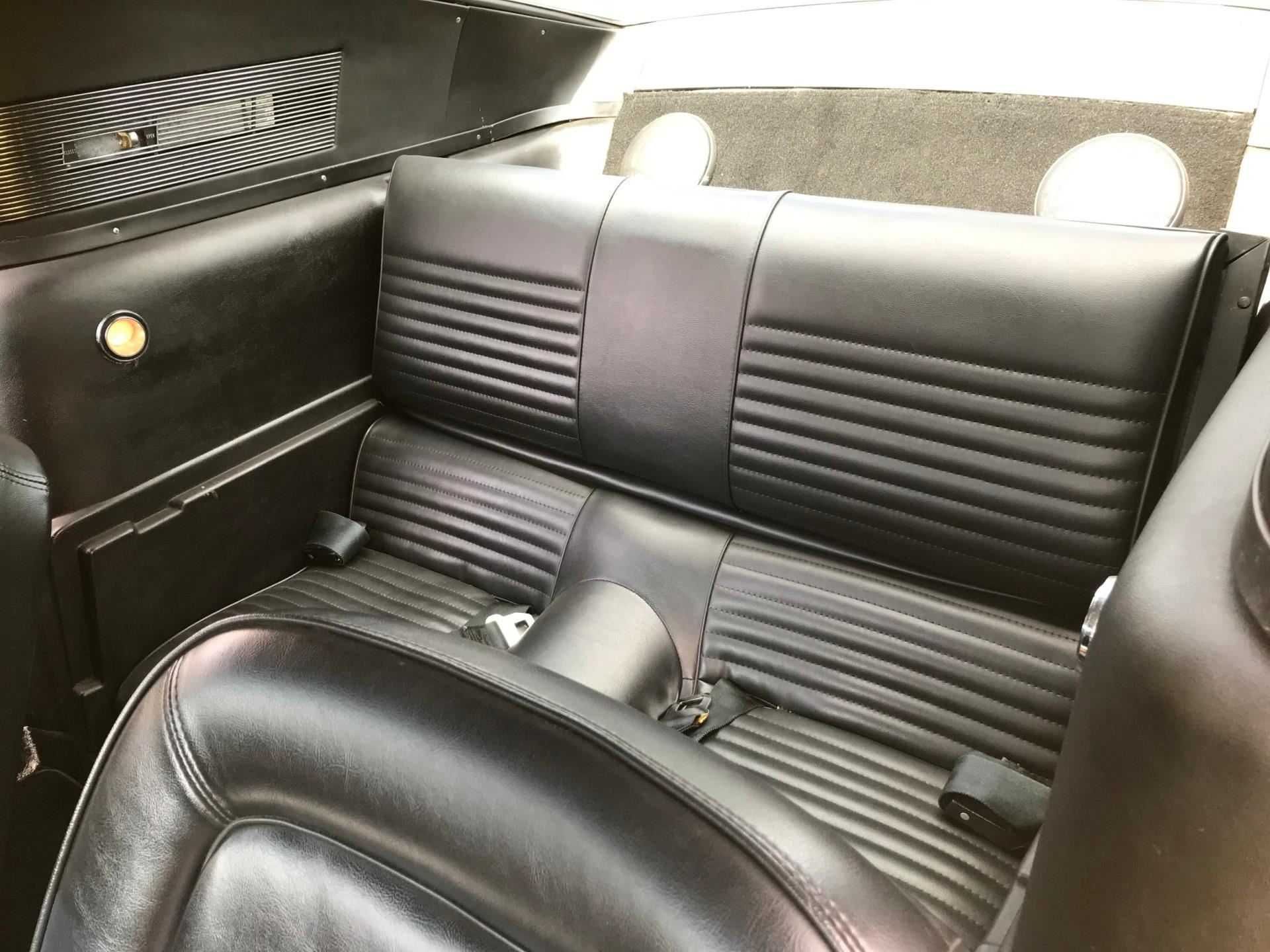 Ретро автомобил Ford Mustang под наем за сватби, клип, бал, реклама