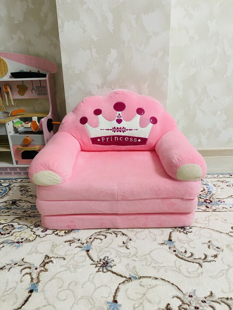 Продается детский мягкий диванчик в отличном состоянии.