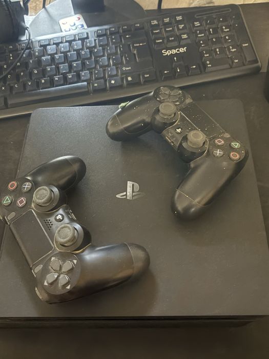 Vand PlayStation 4 cu doua manete + jocuri