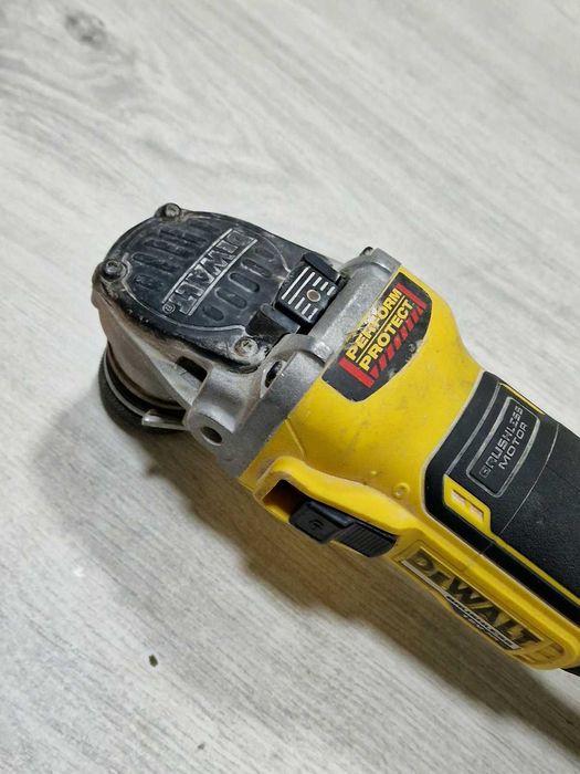 Акумулаторен ъглошлайф DeWALT DCG405