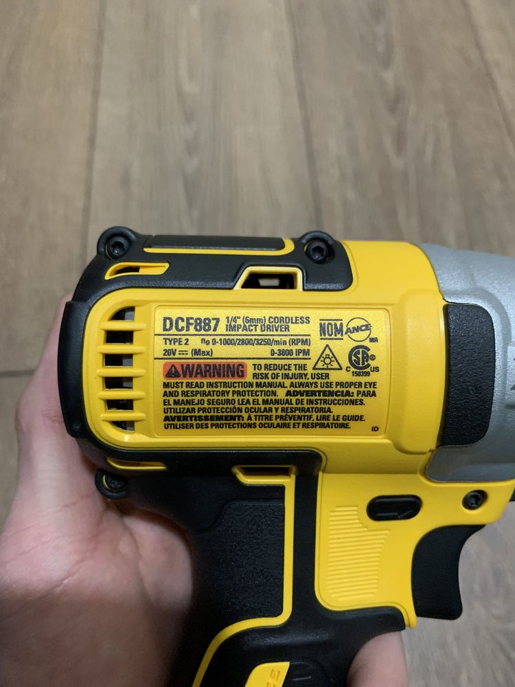 Шуруповёрт DEWALT DCF887