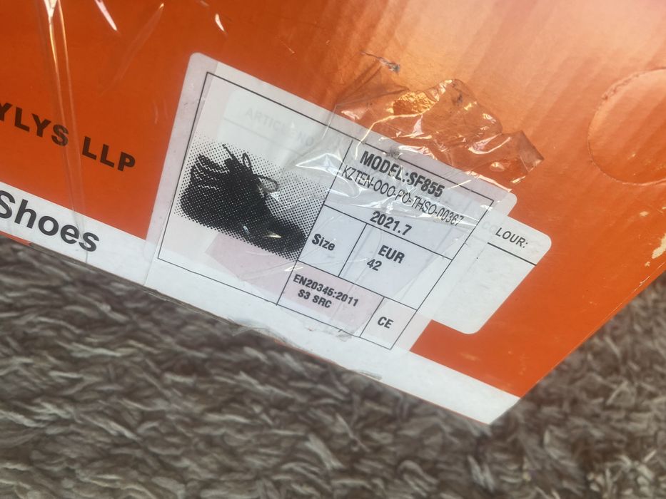 Продам зимние ботинки с железным носком