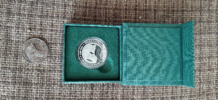 Монета из мельхиора. Белка и стрелка