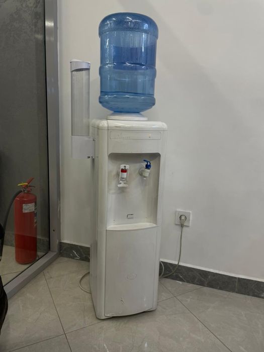 Диспенсер кулер с бутылем и стаканодержателем