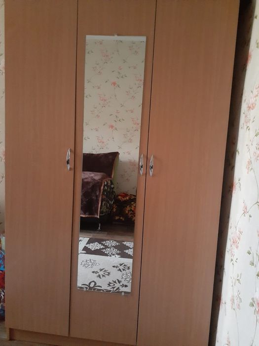 Продам шкаф и диван.