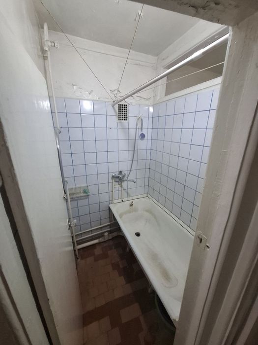 Продаётся на Юнусабаде 4 , 2/4/4 кирпич ,б 2×6м ,ориентир,,Сезам,,