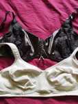 Sutien alb, C&A, marimea 90C si un sutien gri inchis marimea 80D cadou
