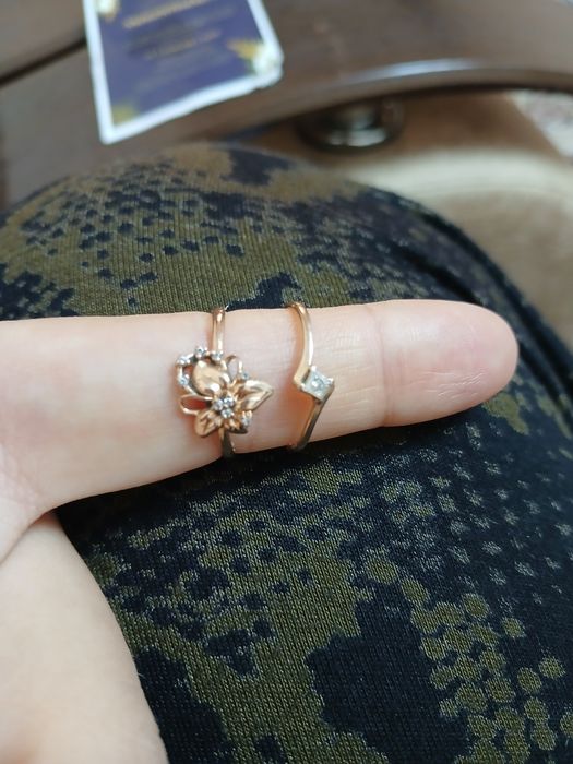 Rasiski Uzuklar sotiladi 1 tasi brilyant