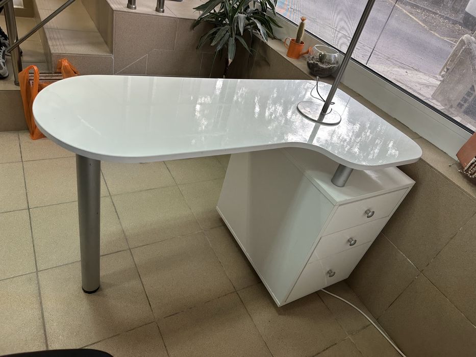 Бюро за маникюр с три чекмеджета