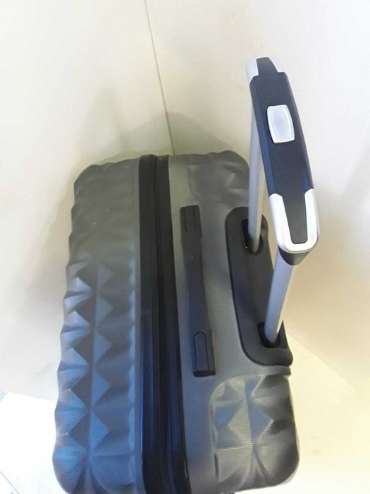 Куфар с четири колелца