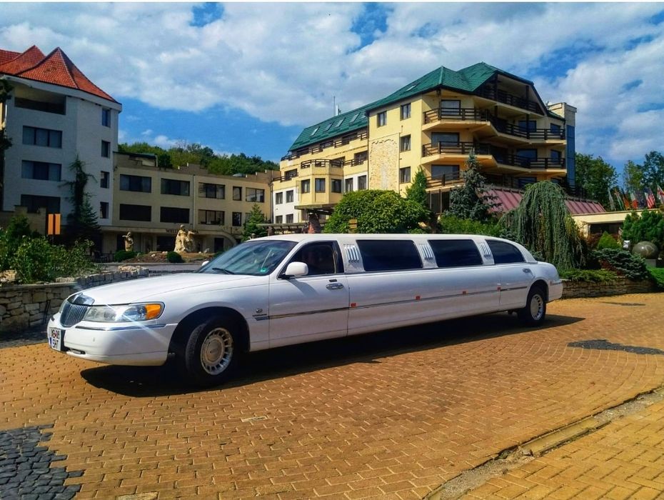 Vând Limuzina Town Car