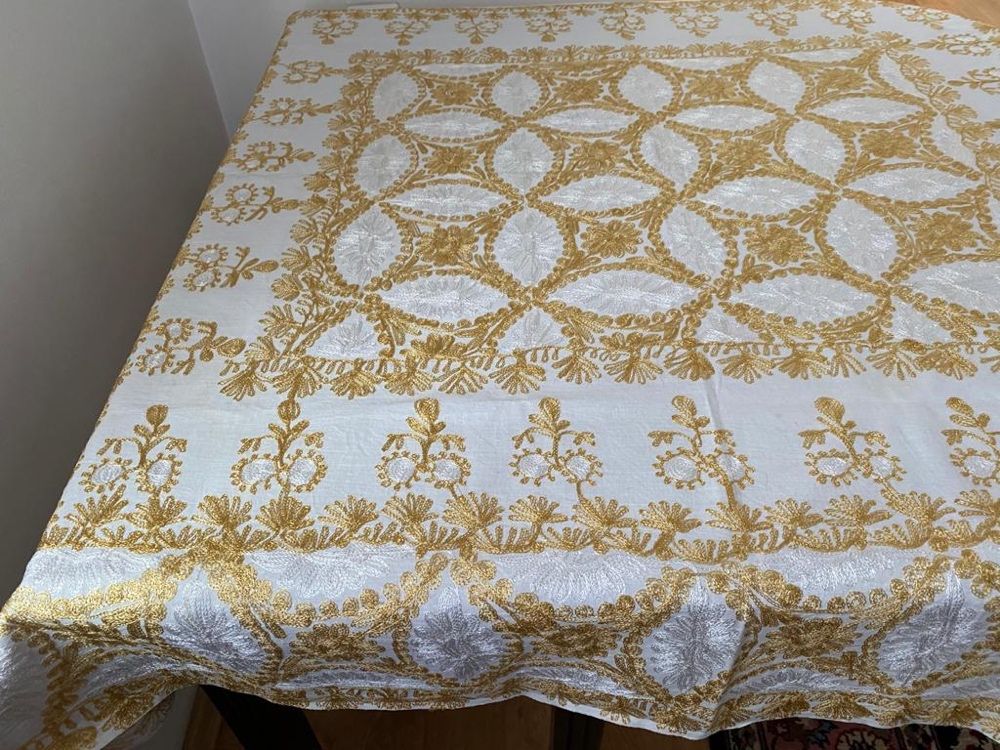 Fata de masa de bumbac brodata cu fir de matase 130x125 cm