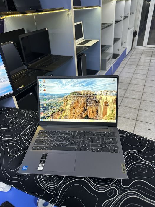 Lenovo Core i3-1215U ОЗУ-16ГБ ССД-256ГБ цикл 32 как новый