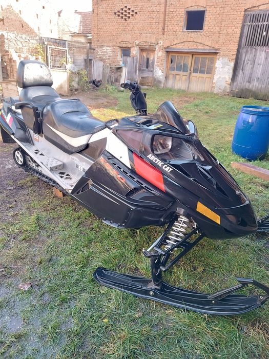 Arctic Cat 570 snowmobile