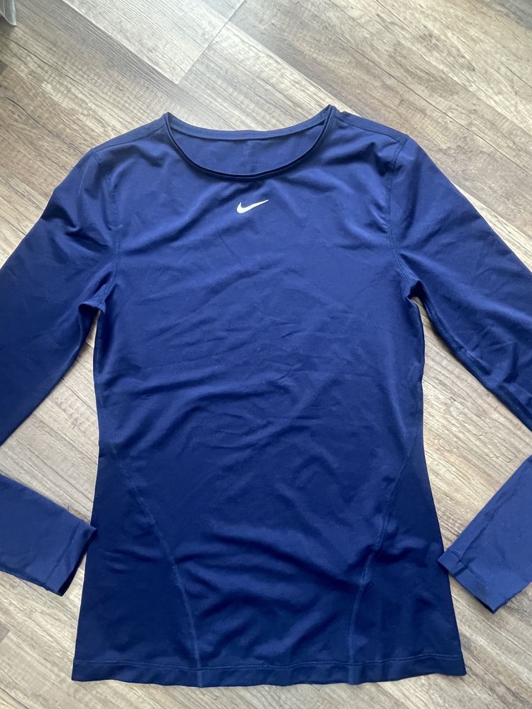 Нова блуза на Nike