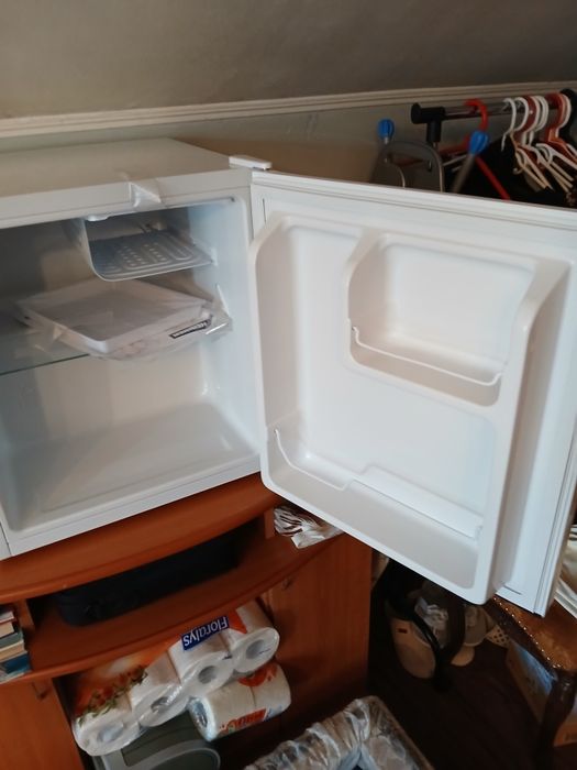 VHVând frigider cu un mic congelator (tip bar ),HEINNER