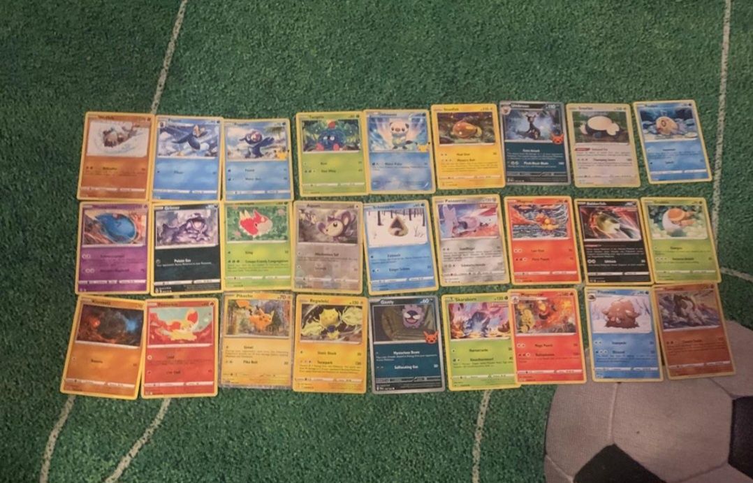 Vând cărți Pokemon