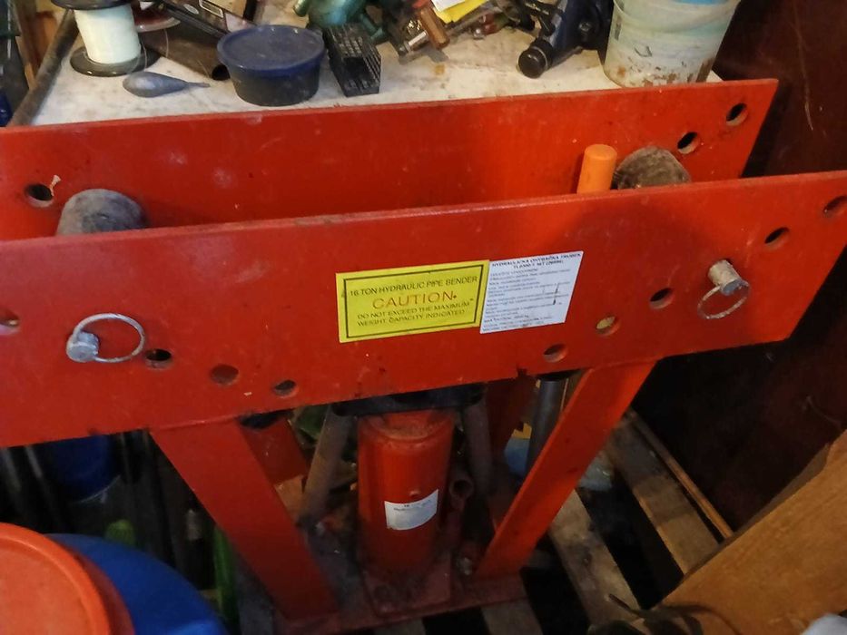 Vând Presa hidraulica 16 tone îndoit țevi + 8 profile