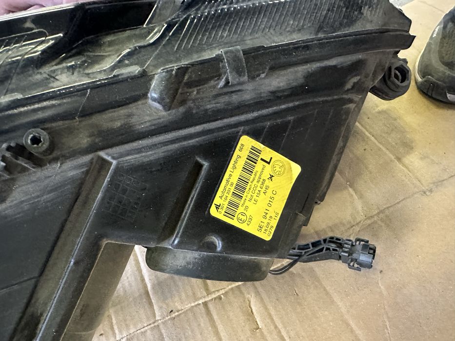 Skoda Octavia ляв фар 17-20г ОЕМ пукнато стъкло