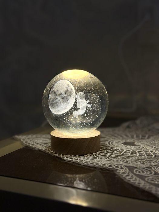 3D гравировка қилинган кристалл шар.