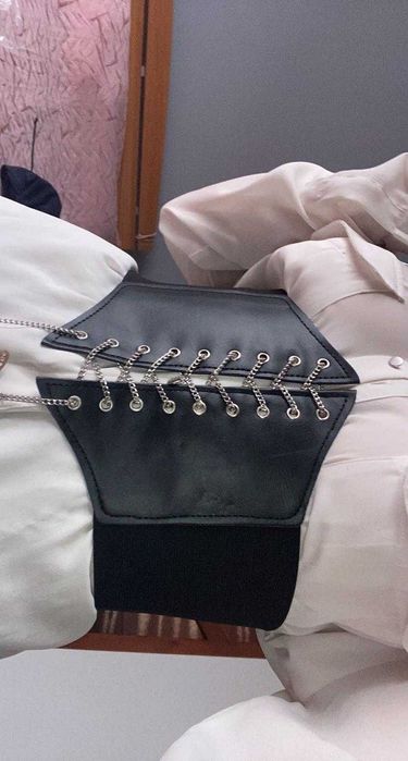 Transport gratuit - Corset de piele inedit, pentru orice tip de ținută