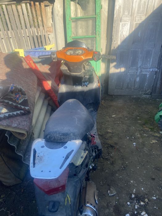 Vand scuter cu motor in 4t