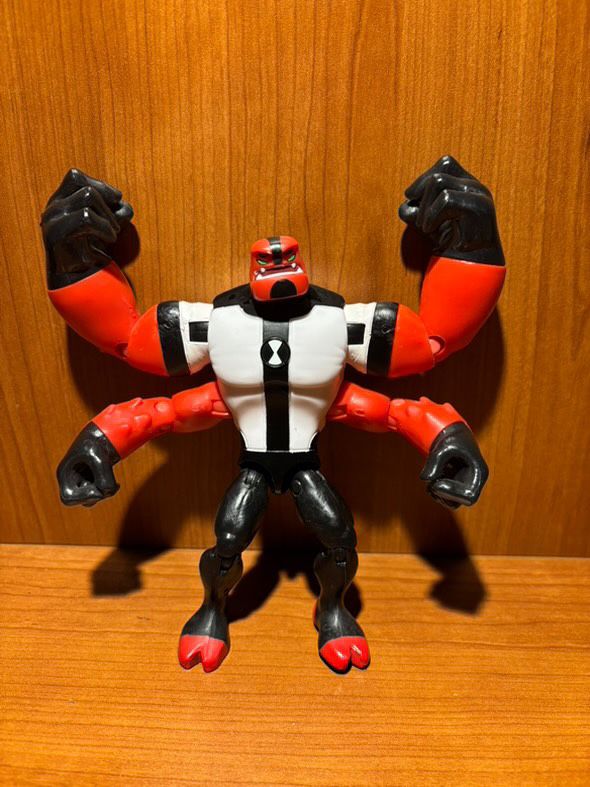 Фигурка от колекцията на Ben 10 на извънземното Four Arms четириръкия