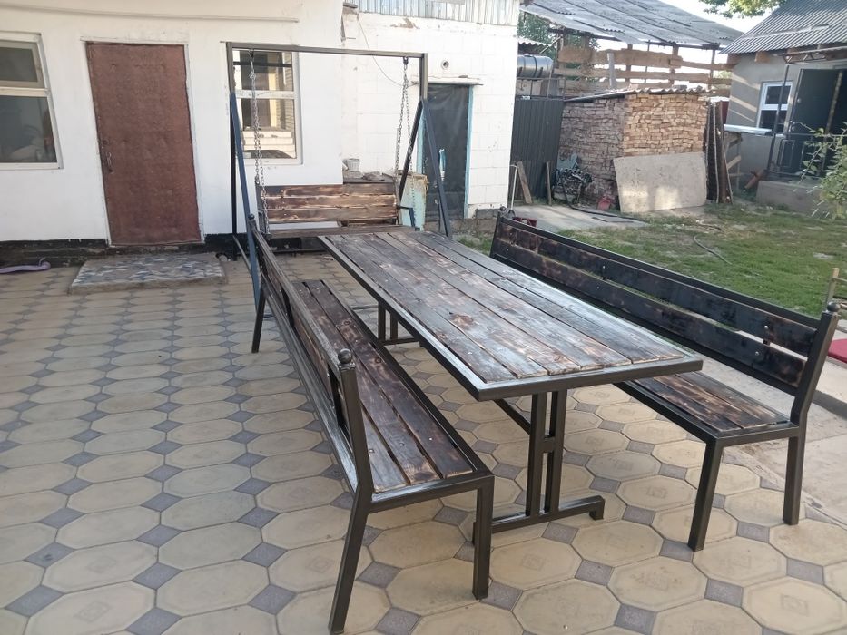 Стол и скамейка. Тапчан, беседка