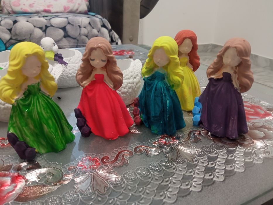 Vând figurine mici