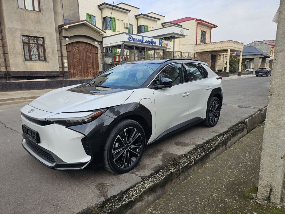Toyota bz4x компактный кроссовер full комплект