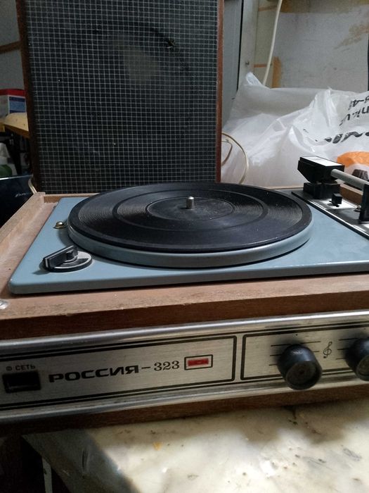 Продается проигрыватель пластинок, с множеством пластинок.