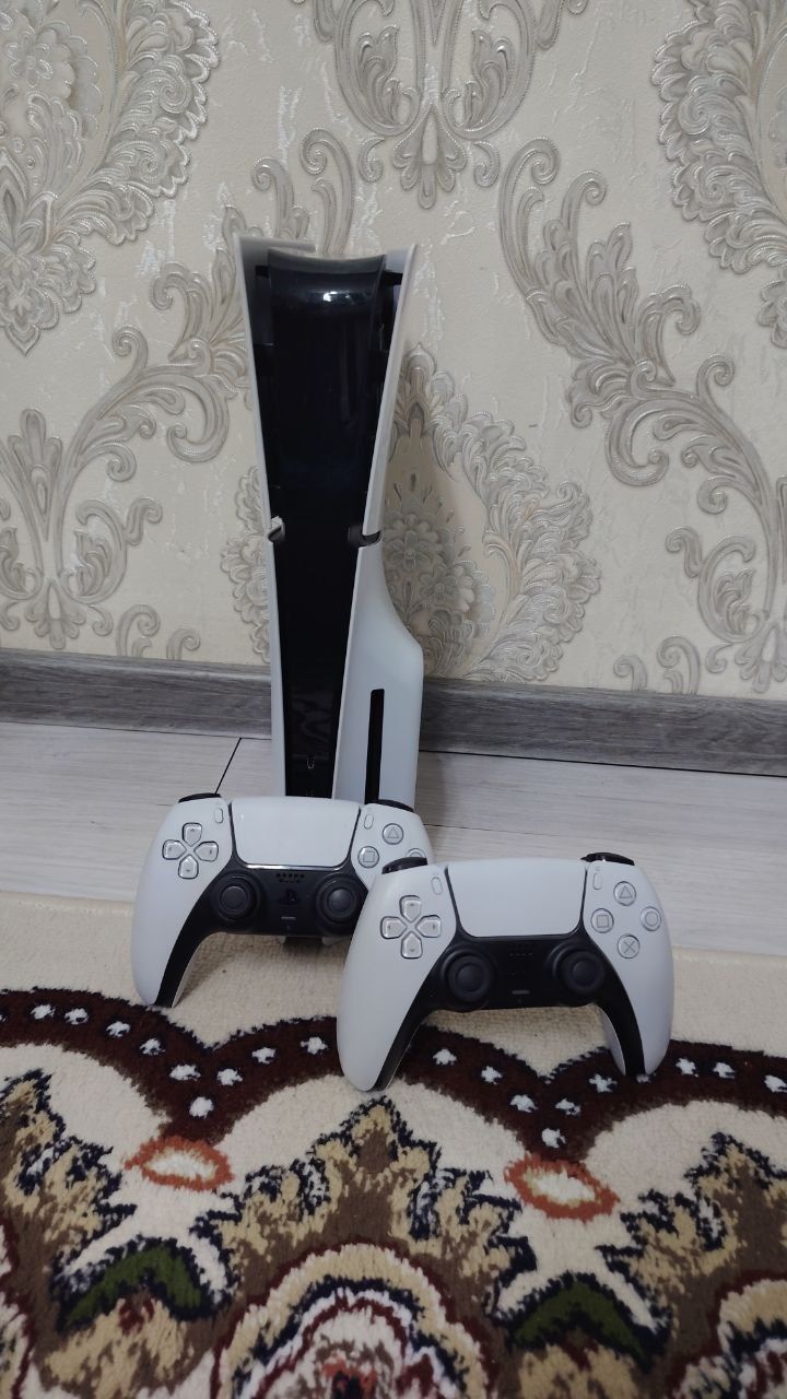 playstation 5 slim в дисковод 2 джойстик 4 диски состояние отличное
