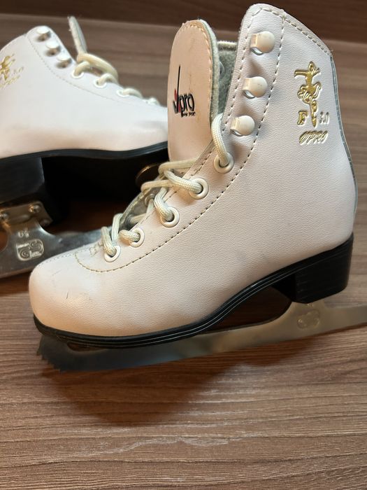 Коньки фигурные белые
